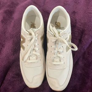 New Balance cream with gold tennis shoe